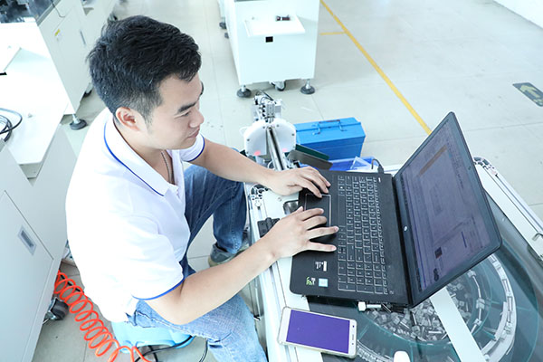 全自動智能點(diǎn)膠機(jī)裝配