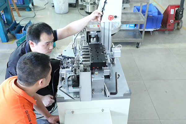 深圳四軸自動(dòng)點(diǎn)膠機(jī)廠家