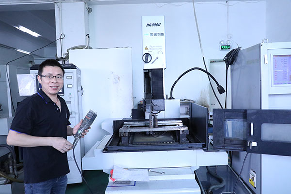 多角度自動(dòng)點(diǎn)膠機(jī)加工