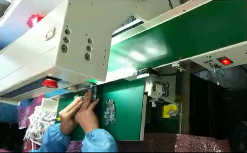 走刀式分板機使用中