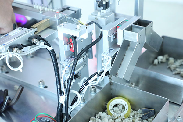 全自動(dòng)點(diǎn)膠機(jī)廠家