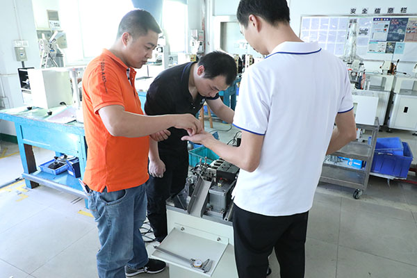 視覺(jué)點(diǎn)膠機(jī)多少錢(qián)一臺(tái)